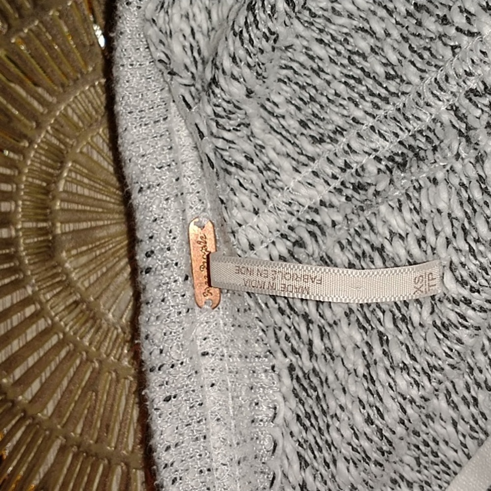 Free People pullover - somewhere between a knit and a sweatshirt - Picture 7 of 7